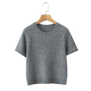 Runqi T-shirt tricoté à manches courtes pour femme, grande taille, col rond, couleur unie, gris urbain, pour les déplacements N9103 - Product Image 1