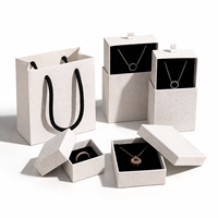 Boîte d'emballage de bijoux en carton blanc faite à la main, livraison directe, doublée d'éponge/EVA, luxe léger, haut de gamme, avec couvercle et base