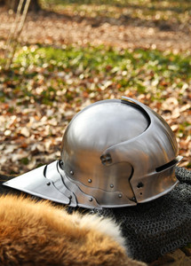 Casque allemand Sallet en acier, fabriqué à la main avec doublure en cuir, style médiéval, pour exposition muséale (circa 1490) - Product Image 6