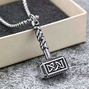 Colgante de martillo de Thor de acero inoxidable retro nórdico con diseño de nudo celta para hombre, para uso diario. - Product Image 1