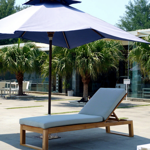 Chaise longue de jardin en teck de style moderne avec tissu imperméable pour piscines, plages, villas et hôtels de villégiature - Product Image 1