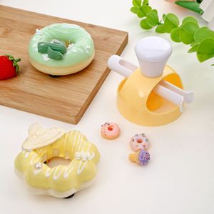 Moule à beignets américain grand format avec pinces à tremper, outil de cuisson, moule à biscuits en plastique imprimé, accessoires de cuisine créatifs pour pain creux - Product Image 4