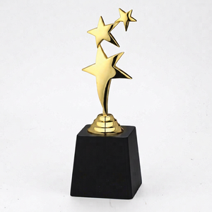 Trophée en métal doré sur base en bois noir, modèle 512 A B C, gravure durable, pour les jeux sportifs et les récompenses d'événements. - Product Image 1