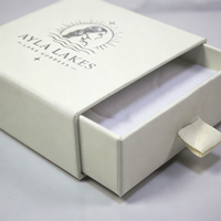 Boîte à bijoux coulissante de luxe en papier avec logo personnalisé, dorure à chaud, faible MOQ, emballage cadeau compact avec ruban pour bagues et colliers