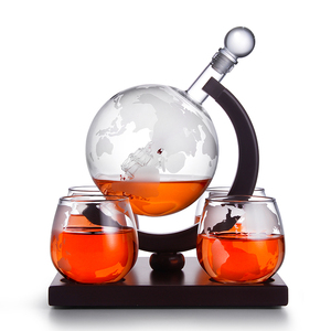 Vente chaude 2023, carafe à whisky <span class=keywords><strong>globe</strong></span> de 850 ml faite à la main, ensemble de carafe à whisky, carte du monde, verre borosilicate classique avec base en bois - Product Image 1