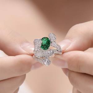 Anillo de Esmeralda de Diseño para Mujer, 2ct, Cultivada, Color Verde, Pequeña, Plata de Ley, Engaste Ovalado con Puntas, Certificado por Terceros, de Moda - Product Image 2