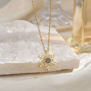 La nuova collana a catena a maglie di clavicola del cuore per bambini alla moda semplice zircone con 100 lingue di proiezione ti amo - Product Image 3