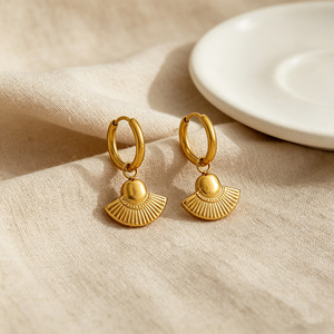 Pendientes Colgantes en Forma <span class=keywords><strong>de</strong></span> Abanico, Chapados en <span class=keywords><strong>Oro</strong></span> <span class=keywords><strong>de</strong></span> 18K, Bonitos y Modernos, <span class=keywords><strong>de</strong></span> Acero Inoxidable, para Mujer, Accesorios <span class=keywords><strong>de</strong></span> Regalo - Product Image 1