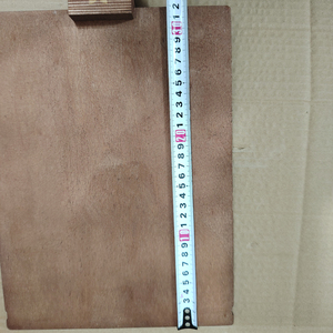 Présentoir en contreplaqué pour menu en bois avec élastiques, planche à découper sur pied - Product Image 6