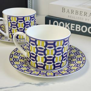 Vente flash - Ensemble de tasses à thé et soucoupes en porcelaine de luxe européenne rouge et bleue - Product Image 4