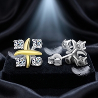 Boucles d'oreilles en argent S925 avec croix en moissanite assortie aux couleurs pour femmes, boucles d'oreilles clous en moissanite à quatre diamants de luxe léger pour femmes