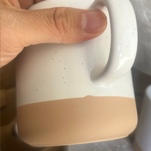 แก้วกาแฟเซรามิกสองสีลายจุด ผิวด้าน ดีไซน์มินิมอล บรรจุในกล่องแบบกริด ใช้ในบ้าน ปลอดภัยสำหรับเครื่องล้างจานและไมโครเวฟ - Product Image 5