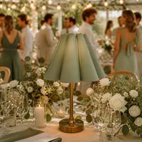 Lámpara de Mesa Táctil Recargable con Dimmer, MOQ Bajo, Pantalla de Tela Blanca con Volantes, Base de Metal Dorado, Luz Decorativa para Eventos y Bodas
