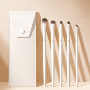 Juego <span class=keywords><strong>de</strong></span> 5 brochas suaves <span class=keywords><strong>para</strong></span> maquillaje <span class=keywords><strong>de</strong></span> <span class=keywords><strong>ojos</strong></span>, <span class=keywords><strong>para</strong></span> principiantes, <span class=keywords><strong>para</strong></span> <span class=keywords><strong>difuminar</strong></span> sombras, <span class=keywords><strong>para</strong></span> detalles <span class=keywords><strong>de</strong></span> delineado <span class=keywords><strong>de</strong></span> <span class=keywords><strong>ojos</strong></span> tipo 'Lying Silkworm' y <span class=keywords><strong>para</strong></span> detalles <span class=keywords><strong>de</strong></span> delineado <span class=keywords><strong>de</strong></span> <span class=keywords><strong>ojos</strong></span> tipo 'Blade'. - Product Image 1