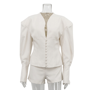 Completo Estivo-Autunnale Beige con Giacca a Maniche Lunghe, Scollo a V Profondo, Spalline Imbottite e Pantaloncini con Bottoni per <span class=keywords><strong>Donna</strong></span> - Product Image 4