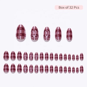 Uñas postizas de lujo CPNP MSDS, estilo almendra corta, con diseño de tablero de ajedrez rojo oscuro, de gel suave, a presión, para venta al por mayor. - Product Image 3