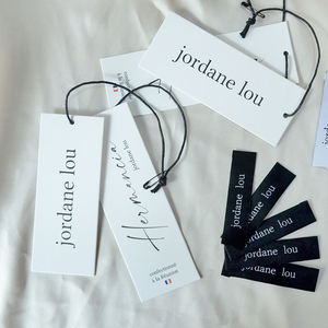 Étiquettes suspendues personnalisées écologiques en papier imprimé avec nom et logo pour vêtements, sacs, chaussures - Étiquettes de prix - Product Image 1