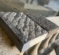 Dalles de pavage en granit noir |   Surface martelée moderne, légère et durable |   Courte-pièce écologique sur mesure pour cour, découpée sur mesure