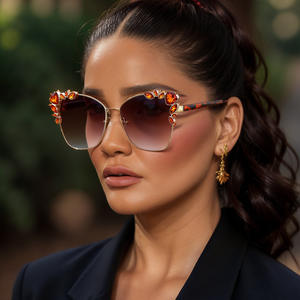 แว่นกันแดดทรงแคทอายประดับเพชรสำหรับผู้หญิง ป้องกันรังสียูวี 400 กรอบสีดำ เลนส์พีซี สไตล์อินสตาแกรม - Product Image 2