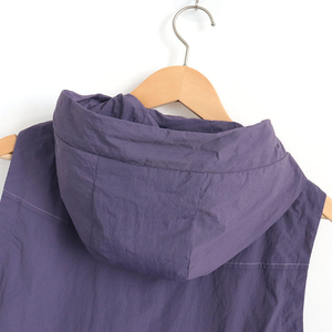 カスタムレディース軽量ガールズベストソフトシェルノースリーブジャケットジッパー防風フード付きポケット付きランニングハイキングゴルフベスト - Product Image 4