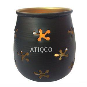 Vente en gros de porte-bougies décoratifs en fer faits à la main Atiqco avec impression bicolore style Surahi - Product Image 1