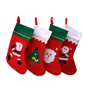 Chaussettes de Noël décoratives grande taille en tissu non tissé avec bords blancs/verts, sac cadeau - Product Image 4