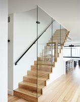 Escalier flottant intérieur sûr et durable, sur mesure pour villa, en acier au carbone, avec marches en bois et système de garde-corps en verre