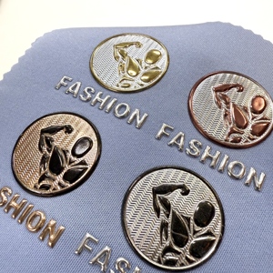 Insignia de TPU en relieve 3D personalizada, etiqueta de transferencia de calor de la Nueva <span class=keywords><strong>Era</strong></span>, nuevo diseño de moda para prendas, técnica de estampado en caliente directa - Product Image 4