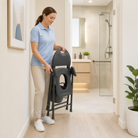 Chaise de toilette pliante avec seau amovible, accoudoirs rembourrés profilés, dossier, poignée de transport, cadre noir