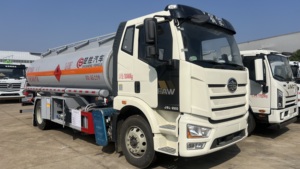 Nuevo Camión Cisterna Dongfeng Duolika para Transporte de Combustible, Tanque de Aleación de Aluminio de 3-5 CBM, Emisión Euro IV, 4x4 Opcional - Product Image 1
