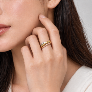 Anillo Entrecruzado de Acero Inoxidable con Baño de Oro de 14K y Diseño Tricolor - Product Image 4