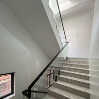 Balustrades d'escalier intérieures modernes, garde-corps en verre couleur personnalisée, monobloc noir massif, main courante durable et sûre, décoration pour maison et villa