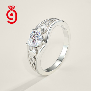 Bague en argent sterling S925 avec cœur Claddagh intemporel et accents de nœud celtique, sertie de moissanite, un cadeau significatif – Nouveauté très prisée - Product Image 4