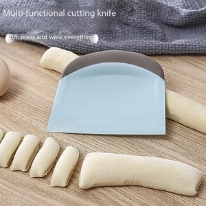 Grattoir à gâteau en plastique universel de qualité supérieure pour créer des designs de desserts créatifs et des finitions de pâtisserie élégantes dans les cuisines domestiques - Product Image 1
