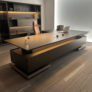 Scrivania Direzionale Moderna di Lusso a L, Tavolo da Ufficio in Legno per CEO e Presidenti con Mobile Laterale e Spazio di Archiviazione - Product Image 1