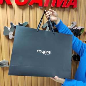 Sac cadeau en carton épais KM pour vêtements, sac en papier noir à étiquette privée, sac cadeau en papier de luxe avec poignée - Product Image 3