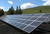 Structure de montage solaire au sol en acier robuste pour projets utilitaires avec aménagement de panneaux à hauteur flexible et options de fondation