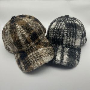 Casquette de baseball 6 panneaux en tartan écossais britannique, visière incurvée, en polaire Sherpa épaisse et chaude, en tweed épais 100% polyester, collection Hiver 2025 - Product Image 1