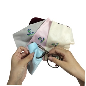 Paño de Limpieza de Microfibra Personalizado con Transferencia de Calor y Logotipo Impreso en Serigrafía para Limpiar Lentes de Gafas, Pantallas y Relojes - Product Image 6