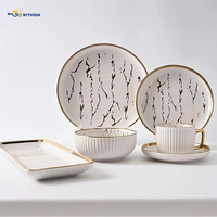 32 pièces de vaisselle en porcelaine élégante à bord doré, avec rayures verticales en relief, assiettes, bols, tasses, plateau, motifs floraux et d'arbres en option