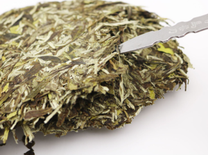 Vieux thé blanc stocké Bai Mu Dan 300 g/pc séché au soleil au début du printemps gâteaux au thé de pivoine blanche à vendre - Product Image 6