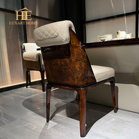 Ensemble de table à manger moderne en bois massif de luxe avec six chaises en cuir, personnalisable avec le logo B