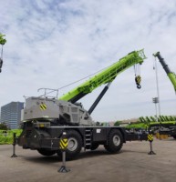 Grue tout-terrain de 85 tonnes ZRT850, hauteur de levage maximale 67,1 m, indicateur de moment de charge, système de sécurité pour l'exploitation minière et la construction
