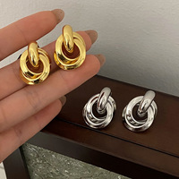 Großhandel 18K Vergoldete Geometrische Ohrstecker Ineinandergreifende Kreise Minimalistischer Modeschmuck Geschenk für Frauen