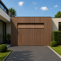 Porte de garage minimaliste à bandes verticales, motorisée et isolée, pour maison résidentielle