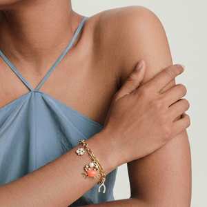 Bracelet <span class=keywords><strong>à</strong></span> breloques plaqué or tendance EDGE avec breloques émaillées en forme de <span class=keywords><strong>crabe</strong></span> orange, fleur et <span class=keywords><strong>fer</strong></span> <span class=keywords><strong>à</strong></span> <span class=keywords><strong>cheval</strong></span> – Bijoux tendance pour femme - Product Image 1