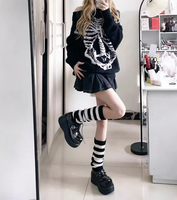 Pull épaules dénudées audacieux motif squelette - Tricot noir duveteux avec motif osseux, coupe ample et ambiance streetwear gothique pour les trendsetters