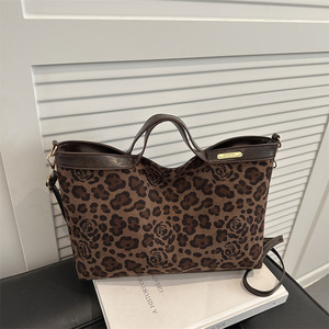 Bolsa de Fraldas Exquisita e Chic, Transversal, para o Dia a Dia do Bebê, Trabalho e Deslocamento, Versátil, Sofisticada, Estilosa e Organizada para Pais - Product Image 3