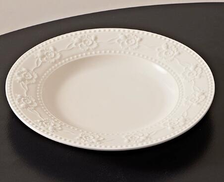 assiette blanche de 8 pouces