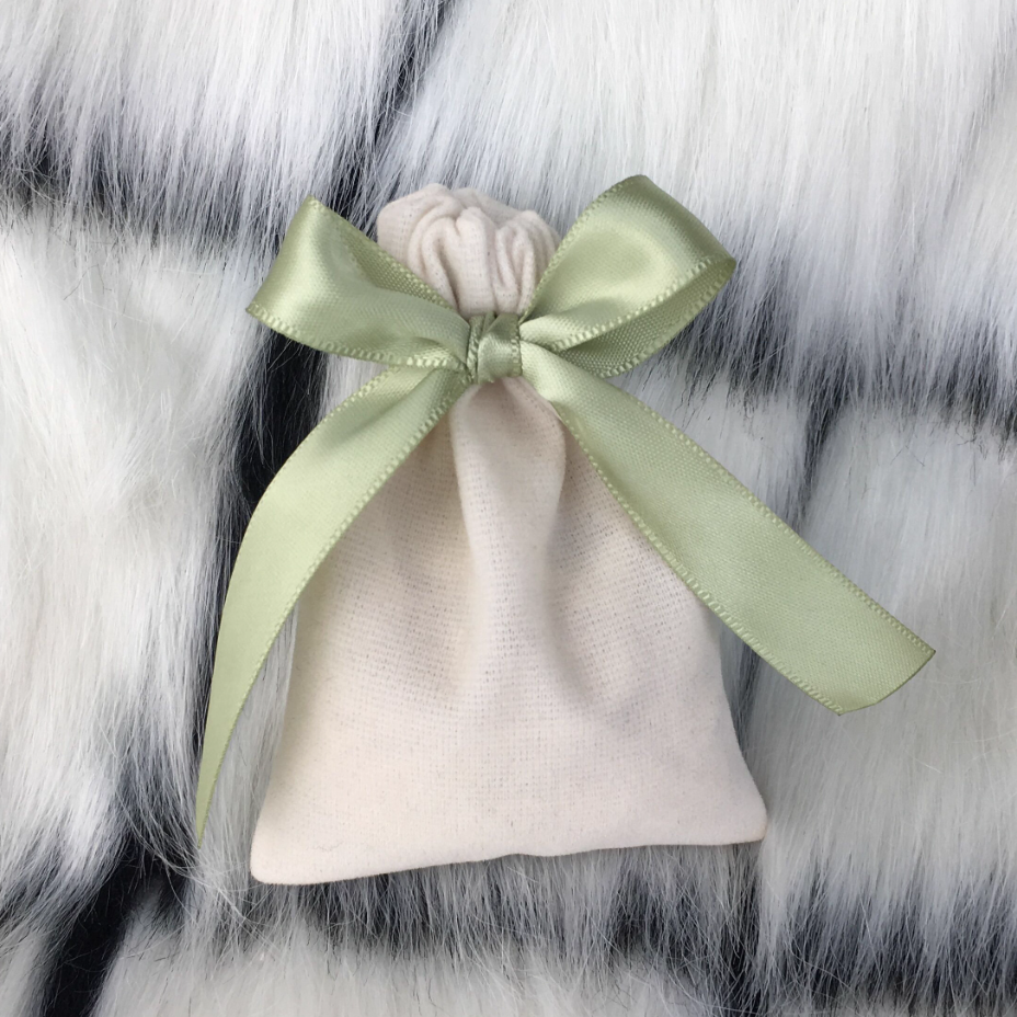 Sac beige avec ruban vert clair